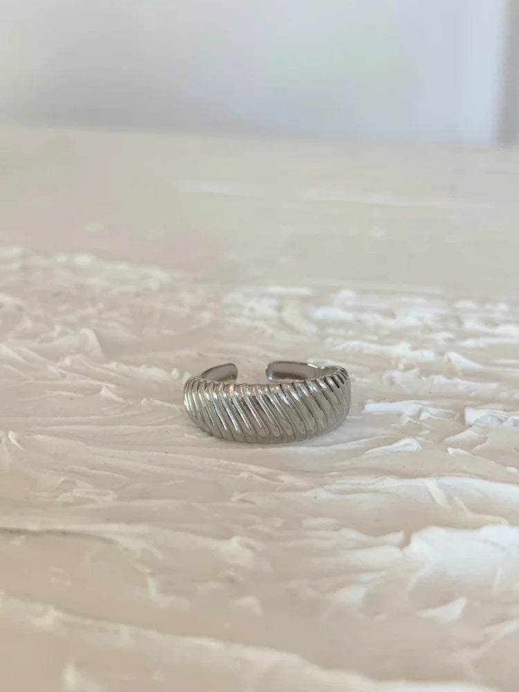 La bague Romane argentée en acier inoxydable pour femme de chez Au Bonheur de Sophie